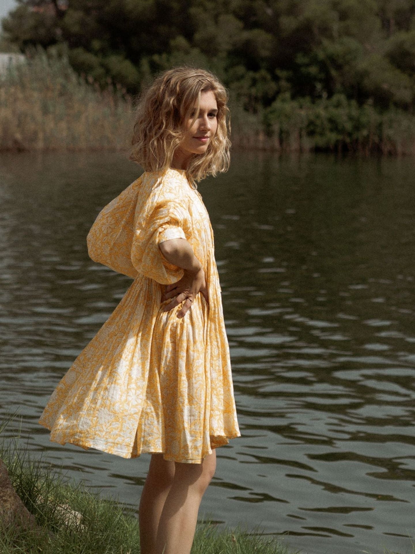 Robe courte d'été tunique florale à col en V et demi-manches