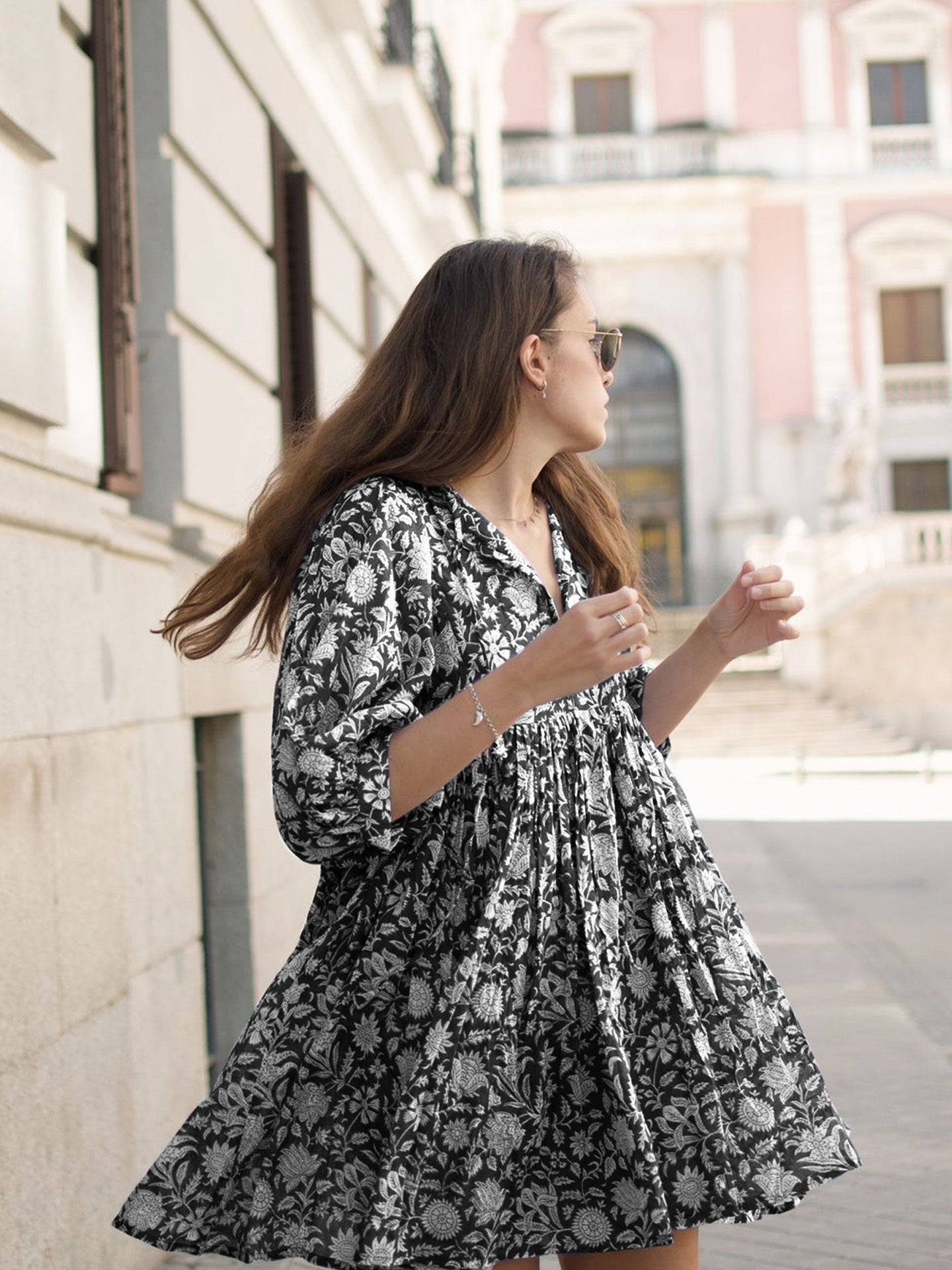 Robe courte d'été tunique florale à col en V et demi-manches