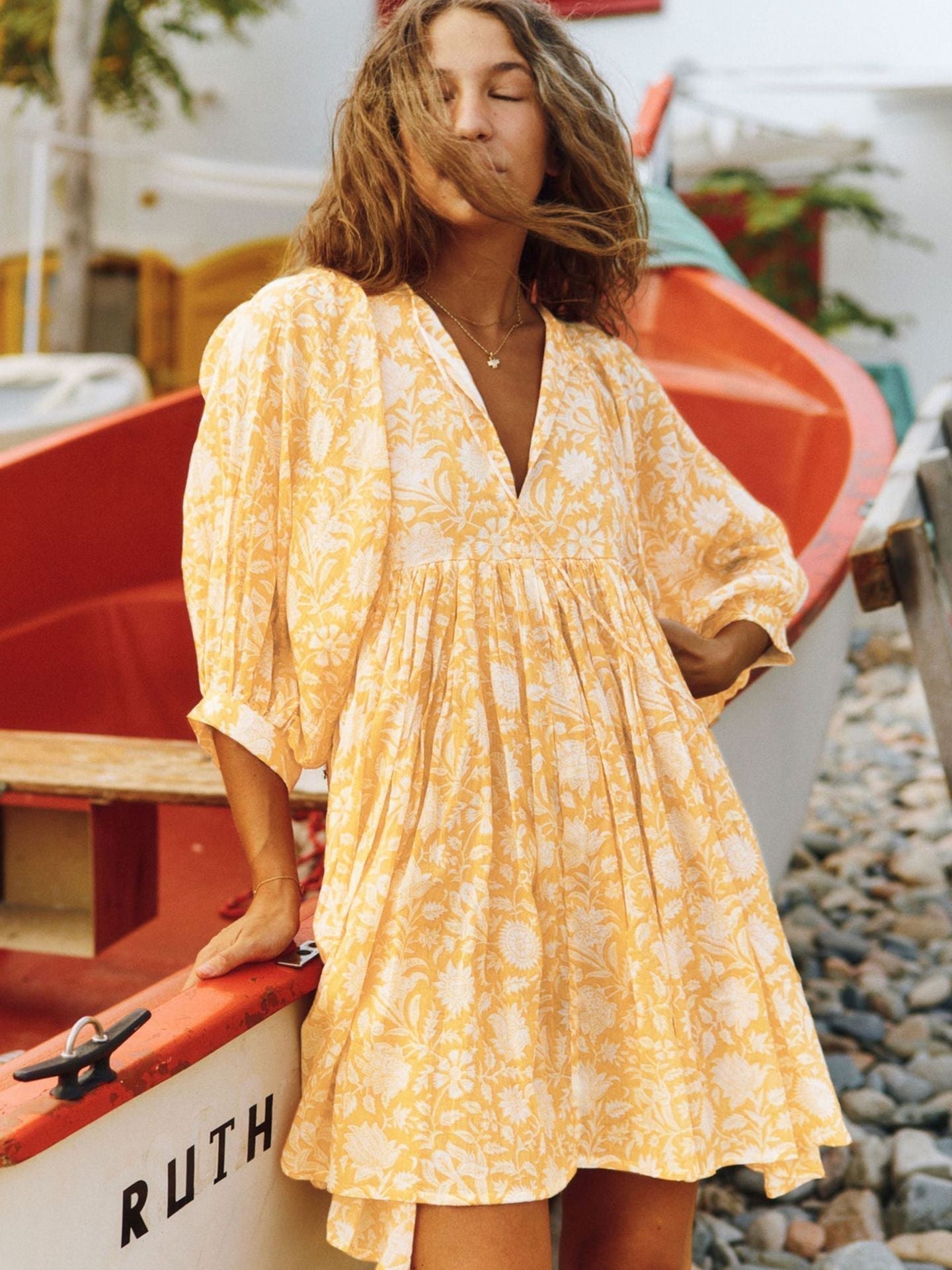 Robe courte d'été tunique florale à col en V et demi-manches