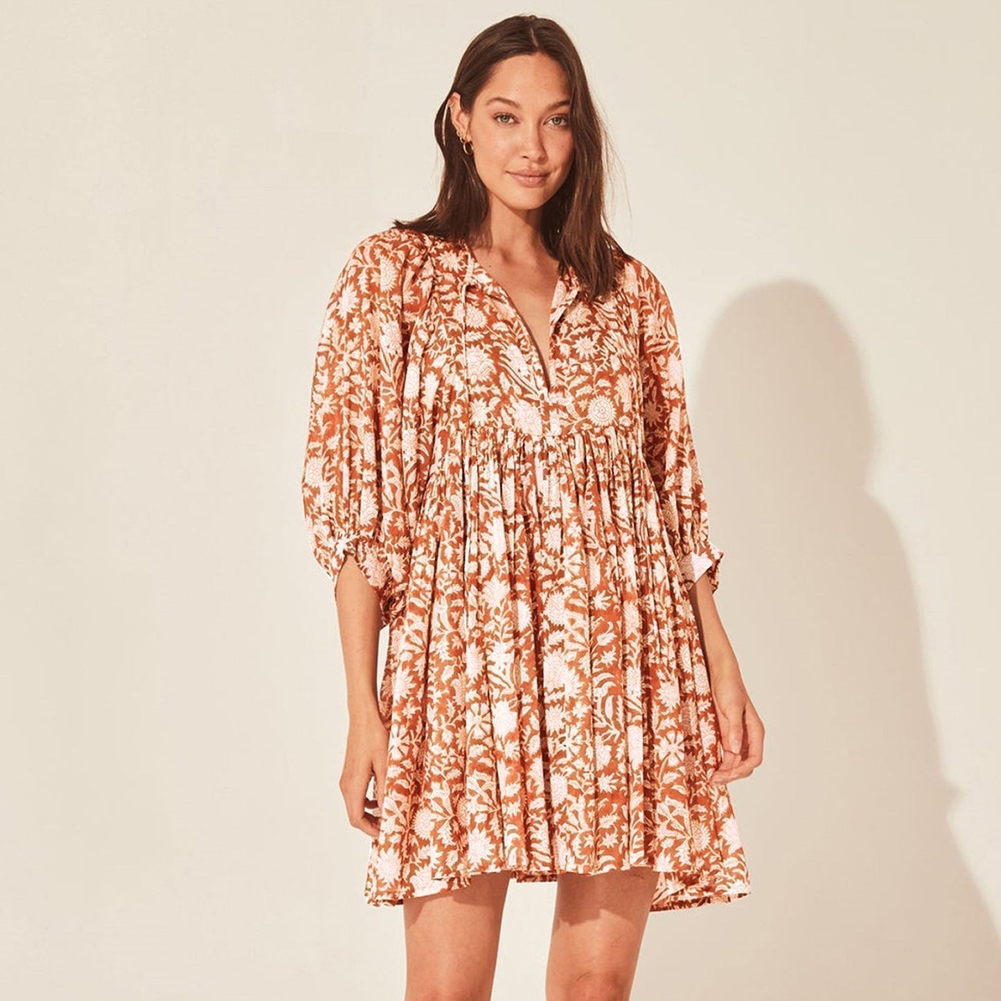 Robe courte d'été tunique florale à col en V et demi-manches